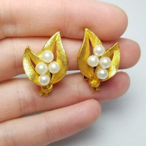 Vintage Leaf and Faux Pearl Clip On Earrings, Gold Tone 80s Style, Estate - Picture 2 of 6